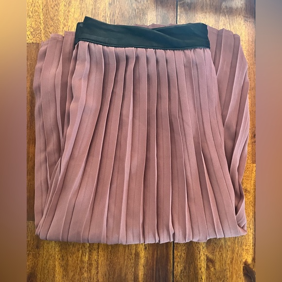 Ladies Pleated Skirt - Picture 2 of 3